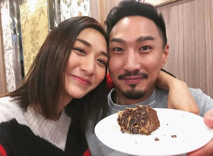 徐少强的女儿上了一档旅游节目,穿着泳装展示自己的身材。突然雨下得很冷,她感到头晕耳鸣