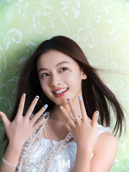 61岁基努里维斯牵52岁女友玩滑冰，现场亲吻画面超甜蜜