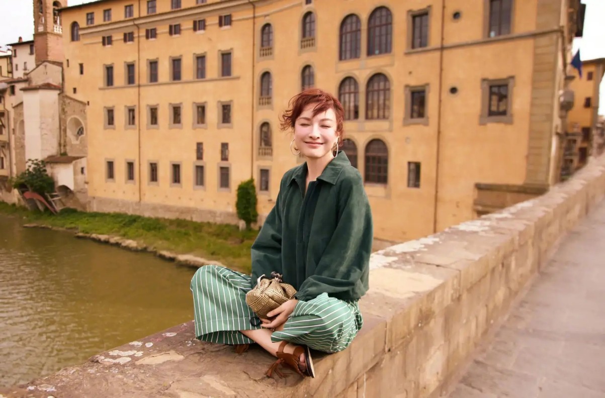顶级女团成员亮相香奈儿大秀，造型出圈，韩网友：绝对是她最佳造型之一！